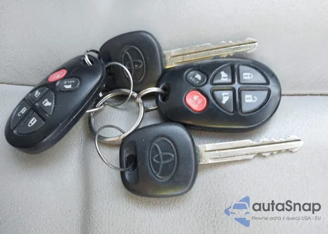 2014 Toyota Sienna Xle V6 8 Passenger z USA, uszkodzony, nr VIN 5TDYK3DC1ES422768